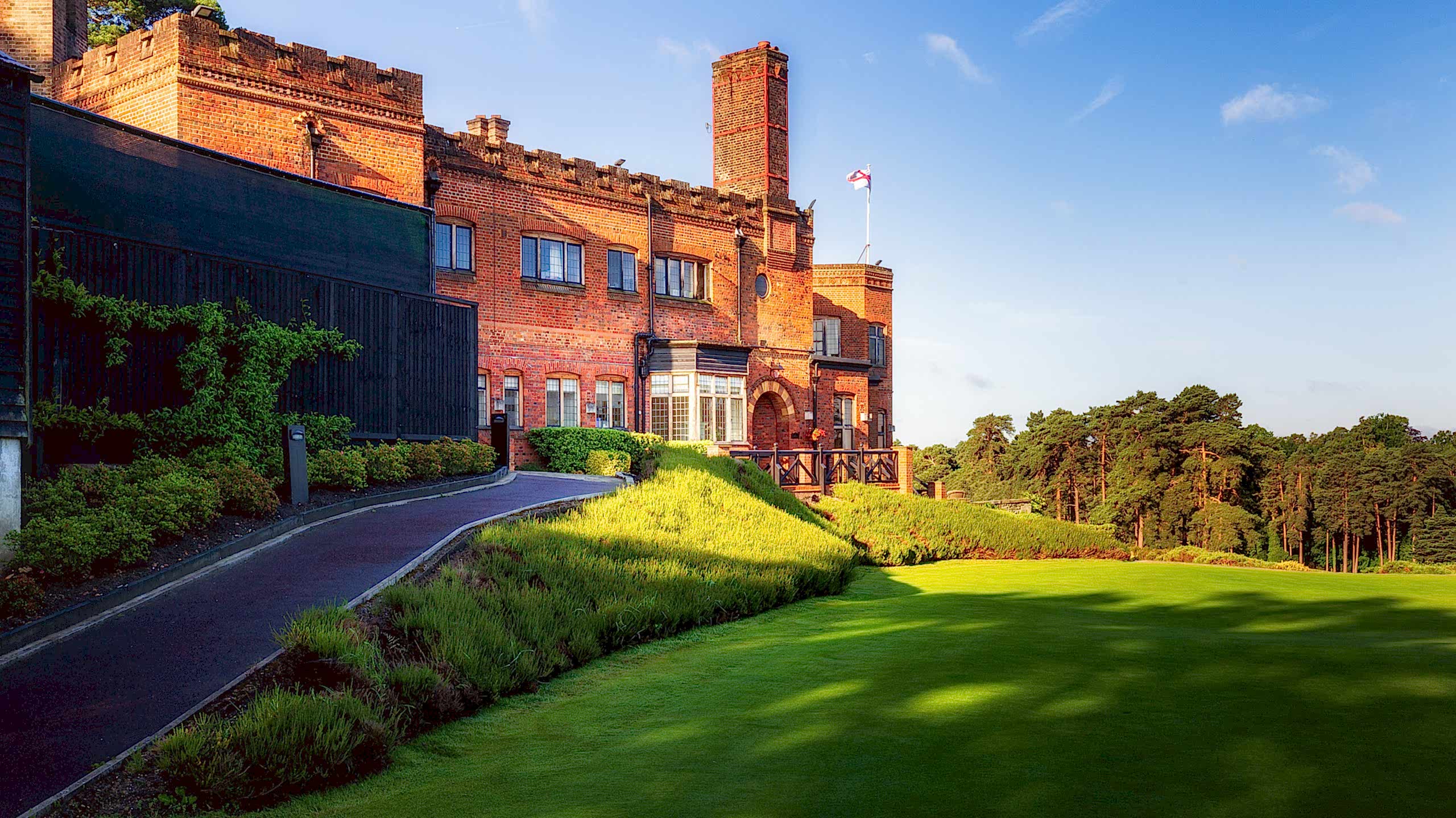 Clubhouse-St-Georges-Hill-Golf-Club-1280-Edit
